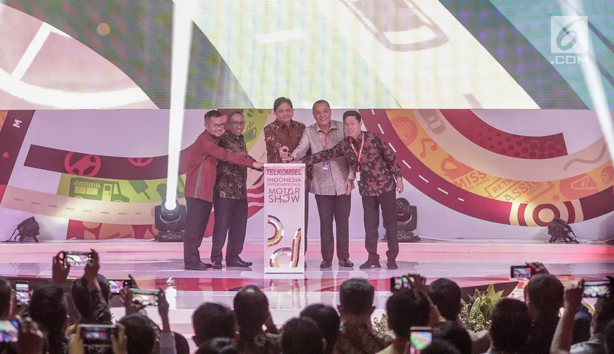Menteri Perindustrian Airlangga Hartarto (tengah) membuka secara simbolis Indonesia International Motor Show (IIMS) 2019 di JiExpo Kemayoran, Jakarta, Kamis (25/4). Acara yang digelar 25 April hingga 5 Mei 2019 tersebut mengusung konsep 'Your Infinite Automotive Experience'. (Liputan6.com/Faizal Fan