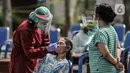 Warga menjalani tes usap PCR di Taman Pintar, Kayu Putih, Pulogadung, Jakarta Timur, Selasa (8/6/2021). Warga RW 09 dan 10 Kelurahan Kayu Putih kembali menjalani tes usap PCR guna mengantisipasi penyebaran COVID-19 di wilayah mereka. (merdeka.com/Iqbal S. Nugroho)
