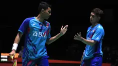 Tim bulu tangkis Indonesia yang menurunkan 4 pasangannya di sektor ganda putra, untuk sementara berhasil meloloskan 3 wakilnya ke babak 16 besar usai mengalahkan lawan-lawannya di babak kedua alias 32 besar yang digelar di Tokyo Metropolitan Gymnasium, Jepang, Rabu (24/8/2022). Marcus/Kevin, Ahsan/Hendra dan Fajar/Rian semuanya lolos berkat kemenangan dua game langsung. Sementara, Muhammad Shohibul Fikri/Bagas Maulana masih berpeluang lolos jika mampu menang atas pasangan Skotlandia, Alexander Dunn/Adam Hall. (PBSI)