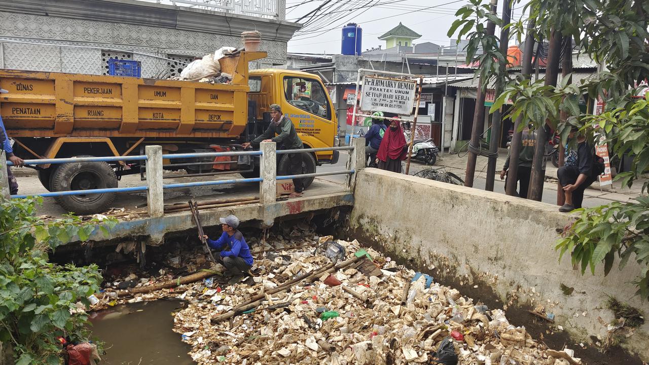 Satgas SDA DPUPR Kota Depok membersihkan sampah styrofoam di Kali Licin, Kecamatan Pancoran Mas, Kota Depok (Liputan6.com/Dicky Agung Prihanto)
