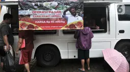 Warga membeli cabai rawit merah saat Operasi Pasar Murah di Pasar Senen, Senin (3/2/2020). Harga cabai rawit merah dijual Rp40.000 per kilogram, lebih murah dibandingkan harga pasar saat ini mencapai 90 ribu per kilogram. (merdeka.com/Iqbal S Nugroho)