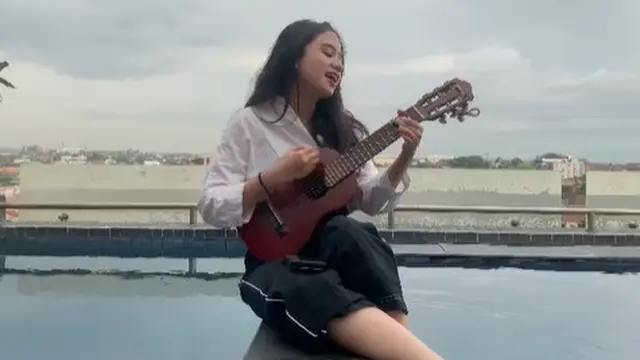 Selain Punya Bakat Akting, Ini 6 Pesona Tissa Biani Saat Main Gitar