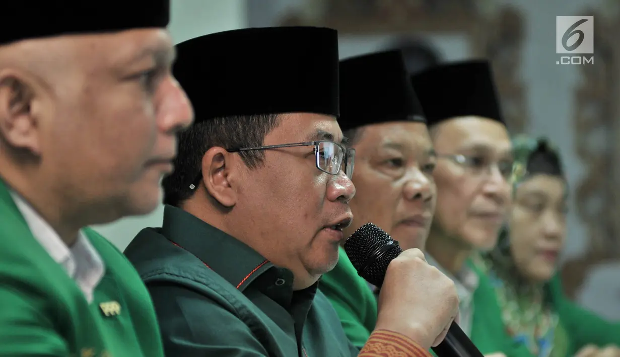 Sekjen PPP kubu Djan Faridz, Sudarto memberi keterangan saat konpers penyelenggaraan Mukernas di Kantor DPP PPP, Jakarta, Senin (12/11). Mukernas PPP Muktamar Jakarta rencananya akan digelar 15-16 November 2018. (Merdeka.com/Iqbal S. Nugroho)