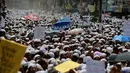 Ribuan massa pendukung  garis keras Hefazat-e-Islam menggelar aksi di Kedutaan Besar Myanmar di Dhaka, Bangladesh (18/9). Mereka meminta pemerintah Myanmar untuk menghentikan kekerasan dan penganiayaan terhadap Muslim Rohingya. (AP Photo / A.M.Ahad)
