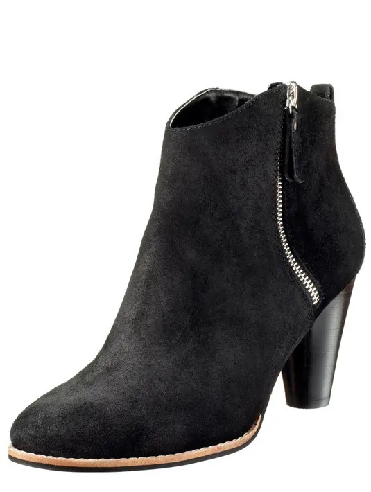 2. Sleek Ankle Boots. Sepatu ini juga bisa dipadukan dengan jeans atau dress. Kamu juga bisa coba style monokromatik  dengan menggunakan sleek ankle bootst akan membuat penampilanmu jadi fashionable / copyright shutterstock