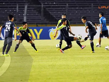 Pemain timnas Laos terlihat melakukan latihan penguasaan bola di Stadion GBK Jakarta (Liputan6.com/Helmi Fithriansyah)