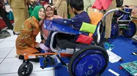 Dipelukan Atikoh Ganjar, Nur Hidayah Menangis Bahagia karena Dapat Kursi Roda Adaptif