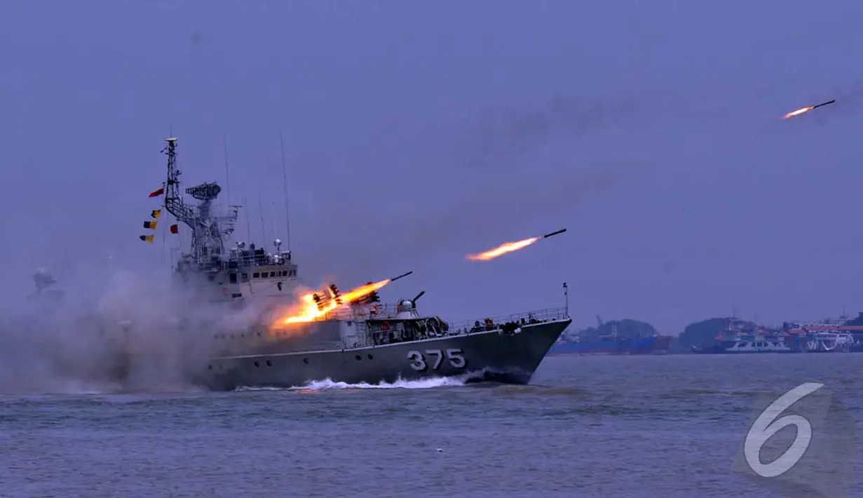 Kapal tempur TNI AL melepaskan amunisinya sebagai bagian dari atraksi menyambut HUT TNI ke-69, Surabaya, Selasa (07/10/2014) (Liputan6.com/Johan Tallo)