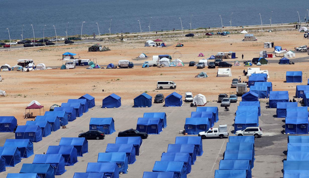 Foto menunjukkan pemandangan tenda-tenda biru yang didirikan oleh pemerintah Lebanon untuk orang-orang yang mengungsi dari rumah dan desa mereka di pinggiran selatan Beirut dan Lebanon Selatan, Jumat 22 Mei 2026. (Anwar AMRO/AFP)