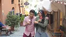 Beberapa foto menunjukkan kemesraan Dimas Anggara dan Amanda Rawles saat menyusuri kota Bellagio, Italia. Hari keenam, Amanda mendapat jatah syuting menjelang sore. (Foto: Alexander Thian/Screenplay Films)