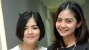 Tika dan Tiwi, mantan personil duo T2 seusai jumpa pers konser Tika Ramlan & Tiwi Sakuramoto Reunion di kawasan Mampang, Jakarta, Senin (8/6/2015). Keduanya akan kembali bersatu lewat sebuah konser reuni pada 14 Juni mendatang (Liputan6.com/Panji Diksana)