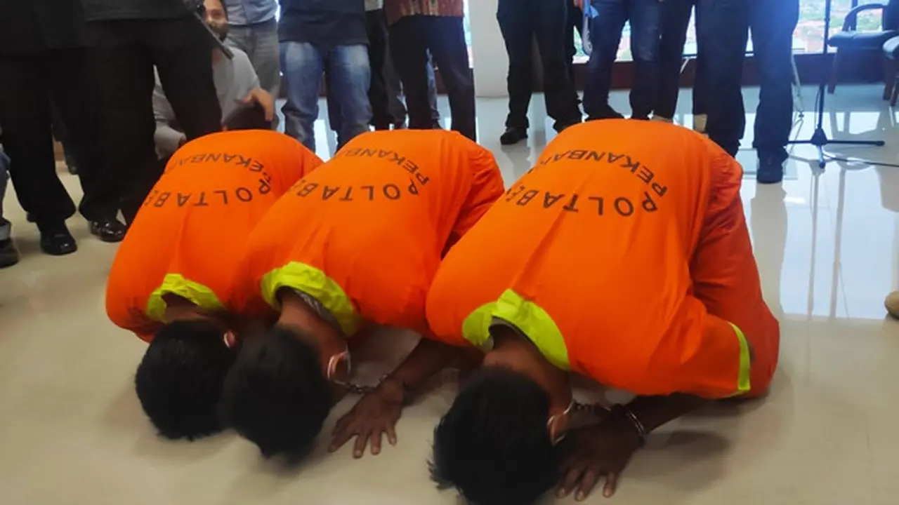 Tiga tersangka teror kepala anjing bersujud meminta maaf di Polda Riau.