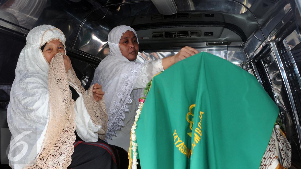 20160708-Ratusan Pelayat Lepas Kepergian Ketua KPU Husni Kamil Manik-Jakarta