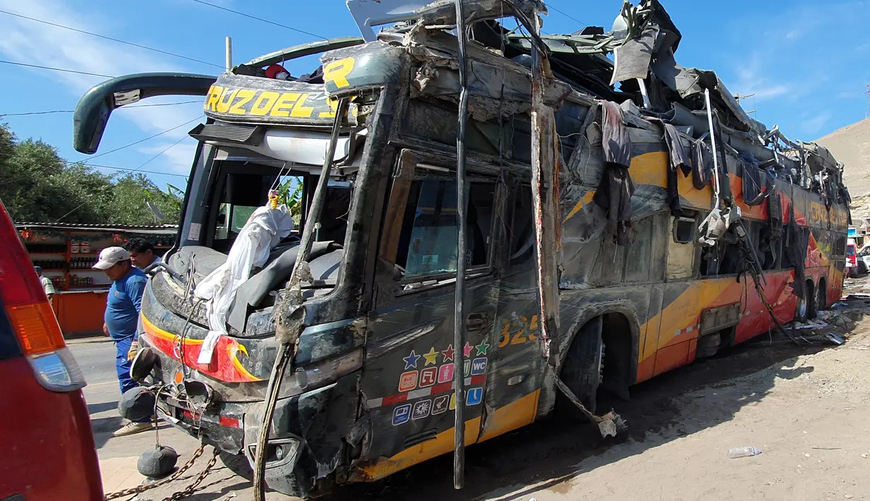 Kondisi bus tingkat yang ringsek setelah menabrak mobil-mobil yang diparkir di daerah Arequipa, Peru, Senin (6/1/2020). Akibat peristiwa itu sebanyak 14 orang tewas dan 40 lainnya terluka. (Photo by Javier Casimiro / AFP)