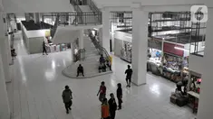 Suasana pasar di Rusunawa Pasar Rumput, Jakarta, Selasa (15/10/2019). Ratusan pedagang mulai menempati kios baru yang berada di lantai bawah Rusunawa Pasar Rumput sejak awal Oktober lalu. (merdeka.com/Iqbal Nugroho)