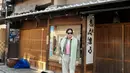 Layering outfit jadi andalan ibu Ricky Harun ini untuk tetap hangat kala di Jepang. [Foto: IG/
donnaharunofficial].