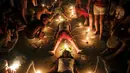 Pengikut aliran Maria Lionza mempraktikkan ritual di Gunung Sorte, Yaracuy, Venezuela, 12 Oktober 2021. Bersama dengan Santeria, Venezuela adalah rumah bagi agama-agama rakyat lainnya seperti Maria Lionza. (AP Photo/Matias Delacroix)