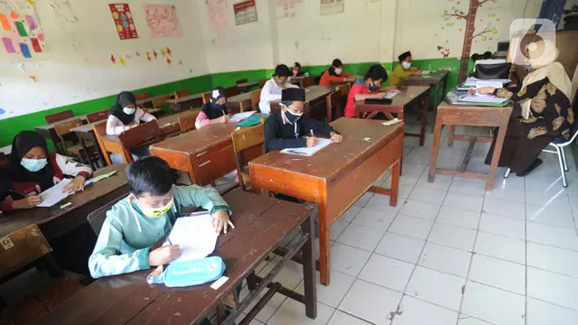 FOTO: Penerapan Protokol Kesehatan dalam Ujian Penilaian Akhir Semester di Depok