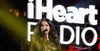 Pelantun lagu 'A Year Without Rain' yakni Selena Gomez hadir dan berikan tepuk tangan untuk kemenangan yang telah diraih oleh mantan kekasih Justin Bieber. (AFP/Bintang.com)