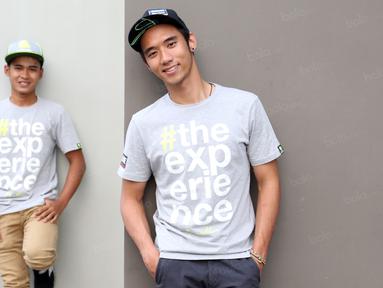 Imanuel Pratna (kanan) dan Galang Hendra adalah dua pebalap dari tim Yamaha Indonesia. (Bola.com/Nicklas Hanoatubun)