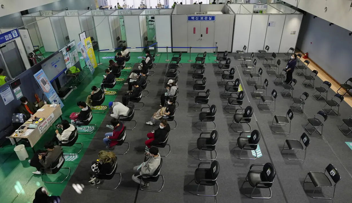 Warga menunggu untuk dipantau kemungkinan efek sampingnya setelah menerima vaksin COVID-19 Pfizer di pusat vaksinasi di Seoul, Korea Selatan, 25 Oktober 2021. Korea Selatan telah mencapai tujuannya untuk memvaksinasi 70 persen dari 52 juta penduduknya. (AP Photo/Ahn Young-joon)