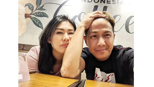 7 Potret Mesra Delon Thamrin dan Sang Kekasih, Bakal Nikah?