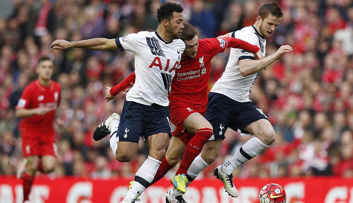 2. Gelandang Liverpool, Adam Lallana, berusaha melewati hadangan pemain Tottenham pada laga Liga Premier Inggris di Stadion Anfield, Inggris, Sabtu (2/4/2016). Kedua tim bermain imbang 1-1. (Reuters/Phil Noble)