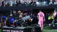 Lionel Messi #10 dari Inter Miami CF meninggalkan lapangan setelah pertandingan MLS antara Inter Miami CF dan New York City FC di Chase Stadium di Fort Lauderdale, Florida, Minggu WIB (23-2-2025). (Rich Storry/Getty Images via AFP)