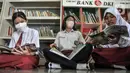 Anak-anak membaca buku di perpustakaan yang disediakan di Ruang Publik Terpadu Ramah Anak (RPTRA) Manggis, Kelurahan Kemanggisan, Kecamatan Palmerah, Jakarta Barat, Senin (31/10/2022). RPTRA Manggis menyediakan perpustakaan yang difasilitaskan untuk anak-anak sebagai upaya meningkatkan minat baca serta literasi tambahan usai jam sekolah. (merdeka.com/Iqbal S. Nugroho)