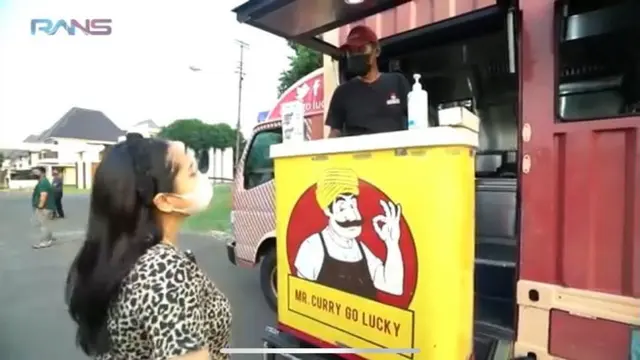 Nagita Slavina Jajan di Food Truck
