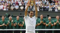 Roger Federer mengangkat trofi Wimbledon usai kalahkan Marin Cilic 6-3, 6-1, 6-4 di final, Minggu (16/7/2017). (AFP/Adrian Dennis)