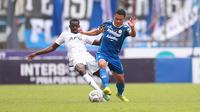 Pemain Persib Bandung, Dedi Kusnandar (kanan) berebut bola dengan pemain Persik Kediri, Flavio Silva pada laga lanjutan BRI Liga 1 2022/2023 di Stadion Pakansari, Bogor, Rabu (8/3/2023) sore WIB. (Bola.com/M Iqbal Ichsan)