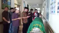 Kapolda Sumsel, Wakapolda Sumsel dan pejabat Polda Sumsel mendoakan jenazah korban razia berdarah (Liputan6.com/Nefri Inge)