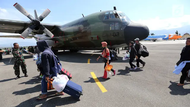 Naik Pesawat Hercules, Ribuan Warga Meninggalkan Palu dan Donggala
