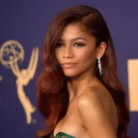 Lihat rekomendasi warna rambut untuk kulit sawo matang berikut ini. (Instagram/zendaya).