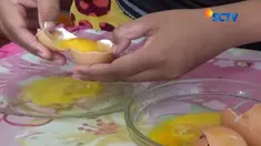 Kuning telur lebih kenyal dan sulit pecah dibandingkan telur ayam biasa, sedangkan putih telurnya juga lebih encer.