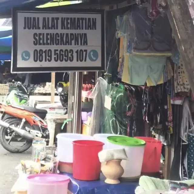 6 Spanduk Jualan Enggak Matching Ini Bikin Pembeli Bingung