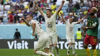 Pemain Timnas Serbia, Strahinja Pavlovic (kiri) melakukan selebrasi usai mencetak gol pertama Serbia ke gawang Timnas Kamerun dalam laga matchday kedua Grup G Piala Dunia 2022 di Al Janoub Stadium, Al Wakrah, Qatar, Senin (28/11/2022) sore WIB. (AP/Francisco Seco)