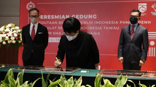 Menlu Retno Marsudi menandatangani batu peresmian gedung KBRI Phnom Penh dan KRI Tawau, serta SMA Negeri 1 Bawana, Sulawesi Tengah.