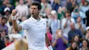 Petenis Serbia, Novak Djokovic merayakan kemenangannya atas  petenis AS, Denis Kudla pada babak kedua Wimbledon di All England Lawn Tennis Club, London, Kamis (4/7/2019) dini hari. Petenis nomor satu dunia itu menang straight set 6-3, 6-2, 6-2 atas Denis Kudla. (AP Photo/Tim Ireland)