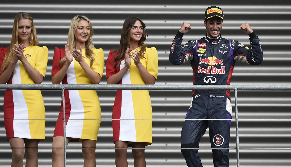 Daniel Ricciardo mampu membuat penampilan impresif pada Formula 1 2014, dimana dirinya berhasil mengakhiri musim dengan finis di urutan ketiga. Tampil bersama Red Bull, pebalap asal Australia tersebut berhasil meraih tiga kemenangan, salah satunya di F1 GP Belgia. Ricciardo berhasil menjadi yang pertama melewati garis finis disusul Nico Rosberg dan Valtteri Bottas. (AFP/John Thys)