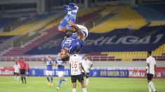 Persib Bandung berhasil mengalahkan Persipura Jayapura 3-0 dalam laga pekan ke-10 BRI Liga 1 2021/2022, Sabtu (30/10/2021). Dengan hasil ini Persib yang sama-sama mengoleksi 22 poin namun unggul selisih gol menggusur Bhayangkara FC dari puncak klasemen. (Bola.com/Bagaskara Lazuardi)