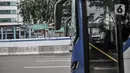 Bus Transjakarta melintas dekat pembongkaran Halte Transjakarta Bank Indonesia di Jalan MH Thamrin, Jakarta, Senin (18/1/2021). Halte tersebut dibongkar untuk kelanjutan proyek MRT Fase 2 CP201 rute Bundaran HI-Harmoni yang ditargetkan rampung pada Maret 2025. (merdeka.com/Iqbal S. Nugroho)