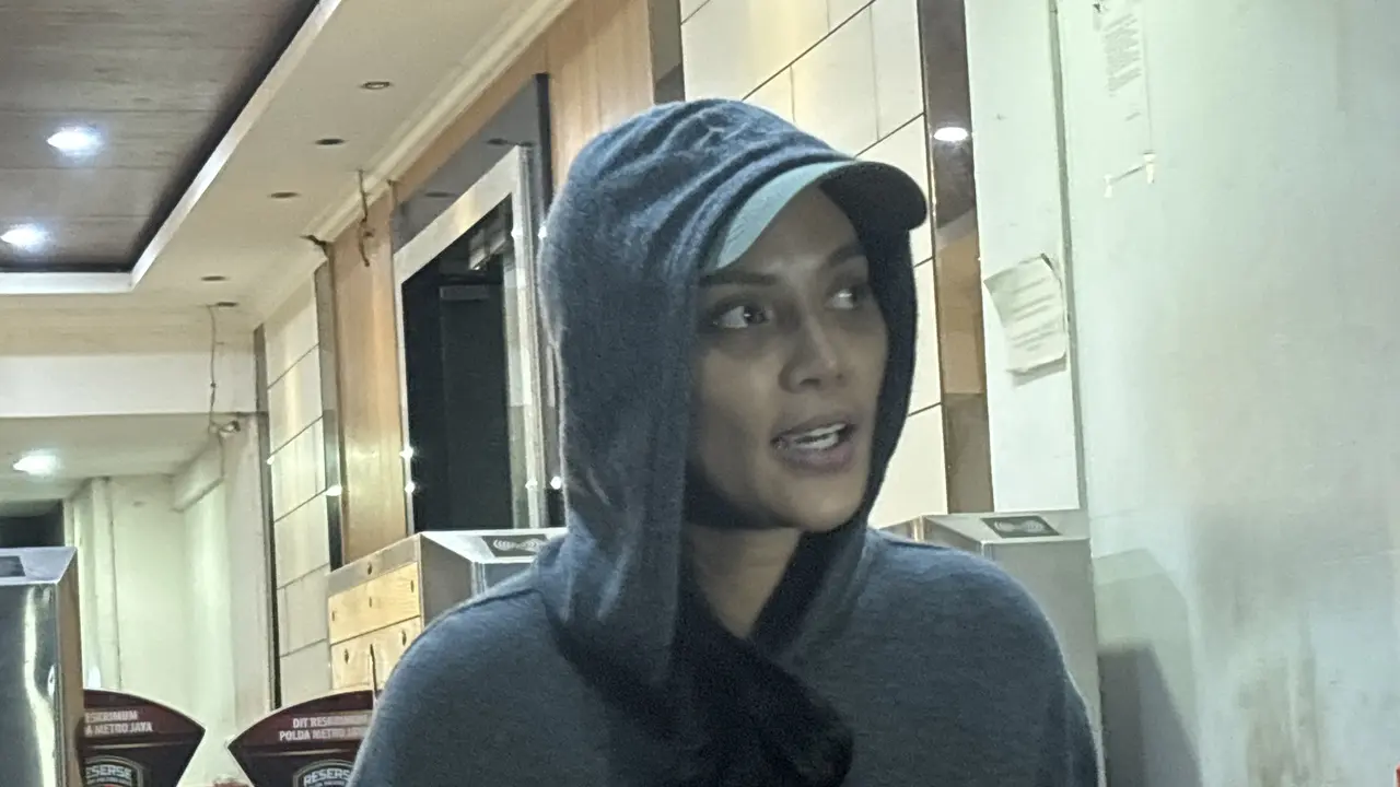 Artis Erika Carlina di Polda Metro Jaya, Kamis (24/7/2025) (Liputan6.com/Ady Anugrahadi)