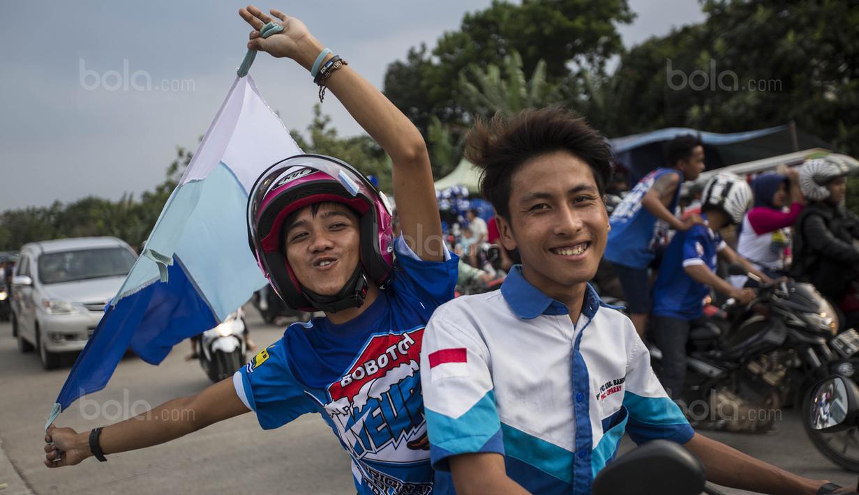 Sejumlah pendukung Persib, Bobotoh, tampak gembira saat tiba di Stadion GBLA Bandung, Jawa Barat, Sabtu (22/7/2017). Bobotoh bersiap menyaksikan laga Liga 1 melawan Persija. (Bola.com/Vitalis Yogi Trisna)