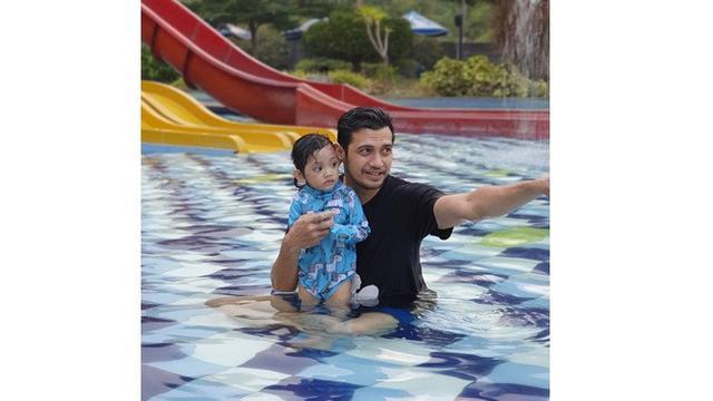 Kerap Berperan Antagonis, Ini 7 Potret Teuku Mirza dengan Keluarga