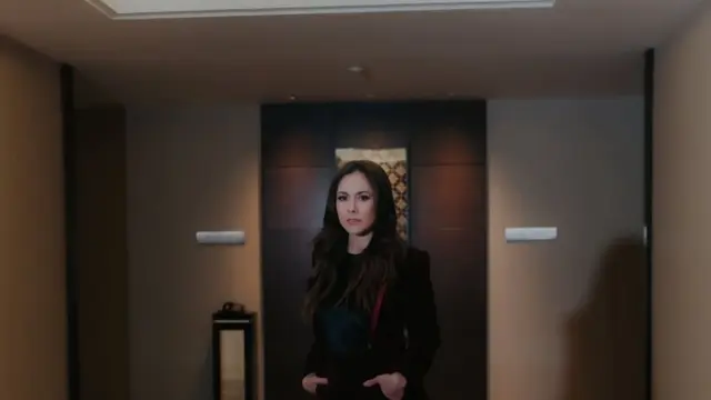 Gaya elegan Wulan Guritno dalam balutan jas. (credit:instagram.com/anggarcp/wulanguritno)