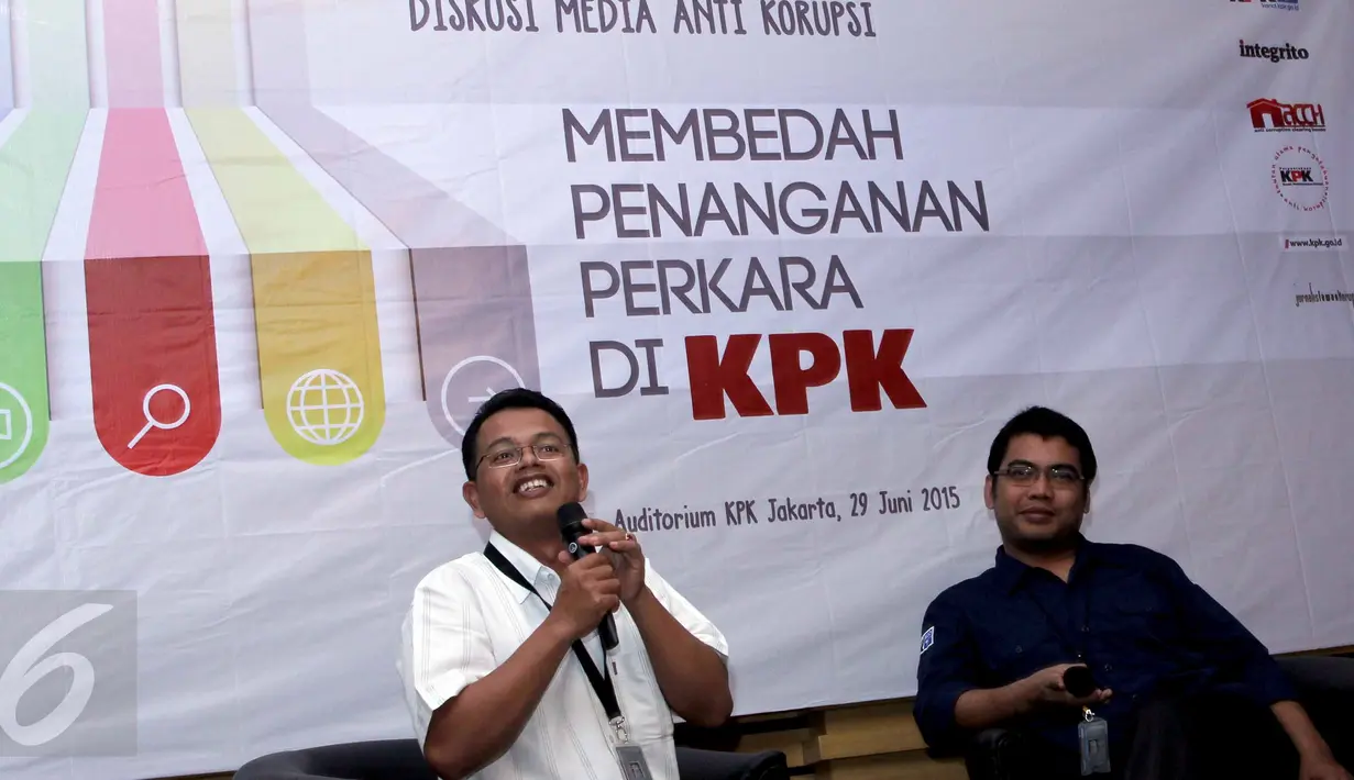 Jaksa KPK, Yudi Kristiana (kiri) memaparkan cara penangan perkara di KPK saat diskusi di gedung KPK, Jakarta, Senin (29/6/2015). (Liputan6.com/Helmi Afandi)