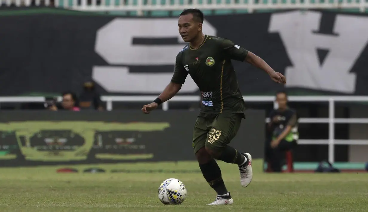 3. Wawan Febrianto (Tira Persikabo) - Gelandang berusia 25 tahun ini tampil apik bersama Tira Persikabo di musim ini. Wawan terlibat dalam 15 laga Tira Persikabo dengan torehan enam gol dan lima assists. (Bola.com/Yoppy Renato)