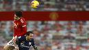 Bek Manchester United, Victor Lindelof, berebut bola dengan pemain Southampton, Danny Ings, pada laga Liga Inggris di Stadion Old Trafford, Selasa (2/2/2021). Setan Merah menang dengan skor 9-0. (Phil Noble/Pool via AP)